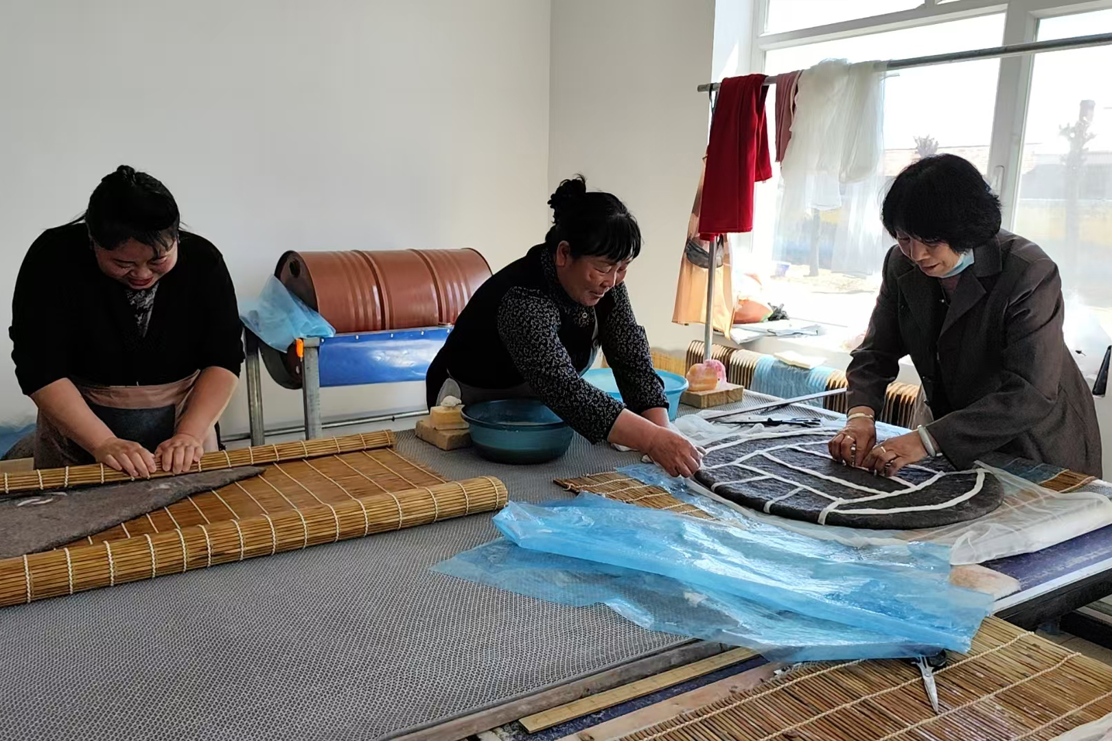 村民在制作羊毛毡来源：科左中旗宣传部.jpg