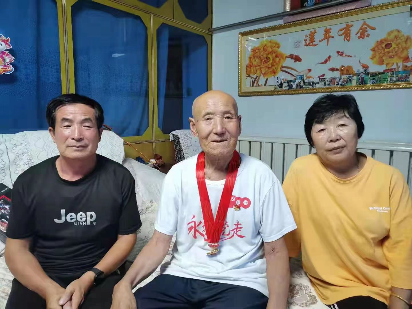 1836374423202096.jpg 白音朝古拉和妻子、父亲的合照.jpg