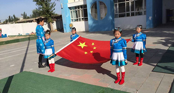 扎鲁特旗民族幼儿园举行升旗仪式