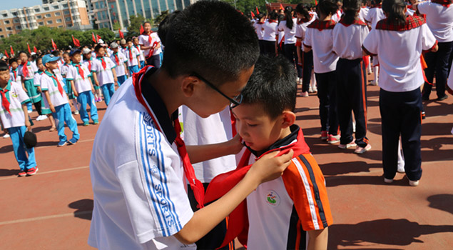 你好新时代,争做好队员——通辽市实验小学少先队员入队仪式举行