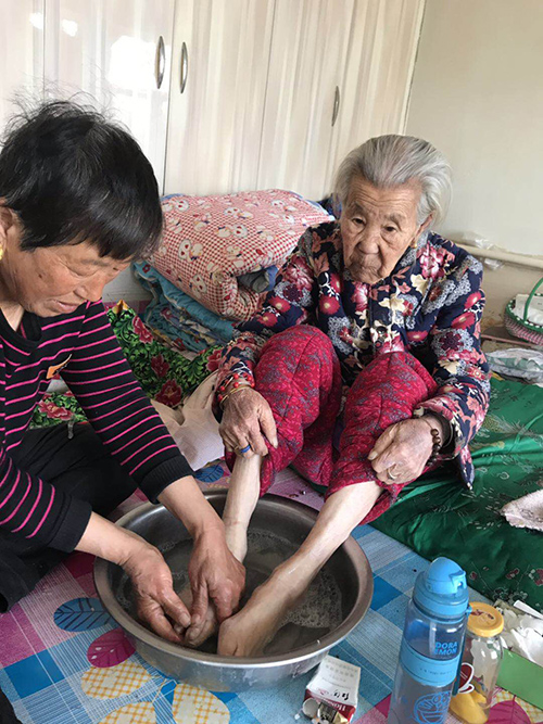 1622405333146863.jpg 叶景萍给老人洗脚.jpg