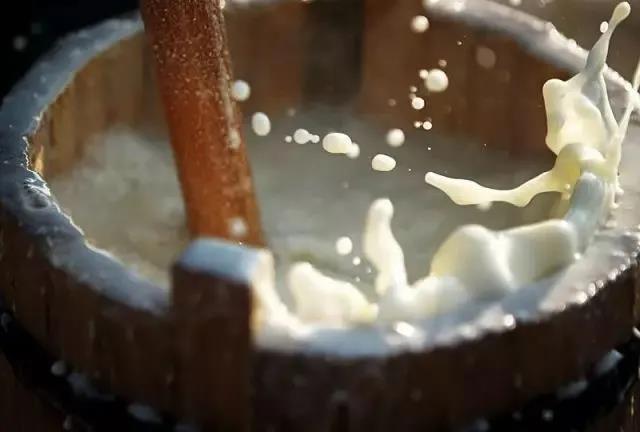 每年七八月份,是酿制马奶酒的季节.